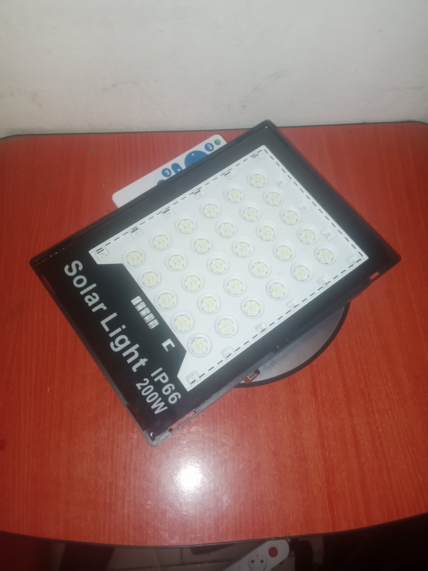 Projecteur solaire 200 Watts Grand-format (Technologie Allemande)